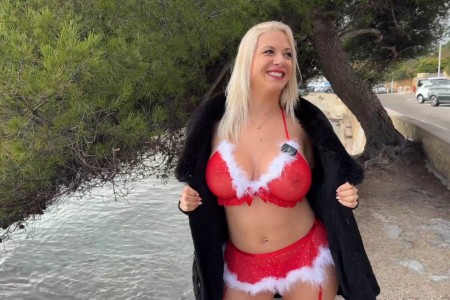 DP Ava White - Ava White wishes you a Merry Christmas!.mp4_snapshot_00.29.344