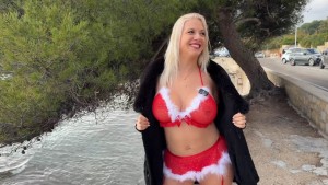 DP Ava White - Ava White wishes you a Merry Christmas!.mp4_snapshot_00.29.344